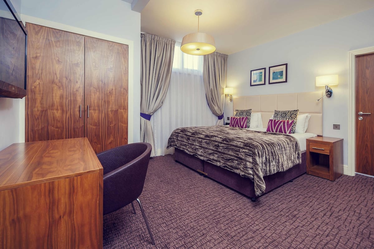 Egyptian cotton sheets, premium bedding, in-room safe