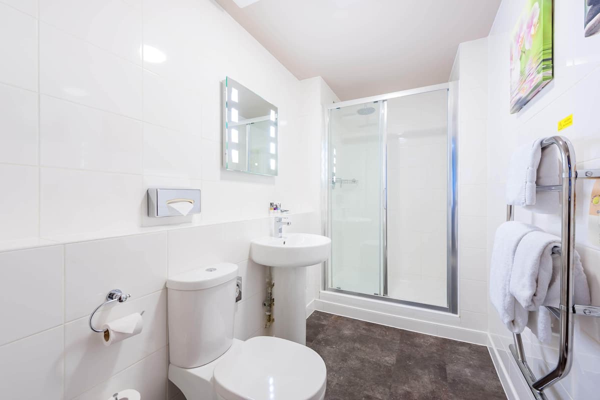 combined shower/bathtub, rainfall showerhead, eco-friendly toiletries