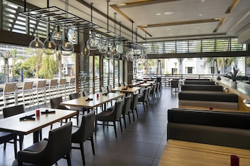 Breakfast and dinner served at Courtyard by Marriott Long Beach Downtown