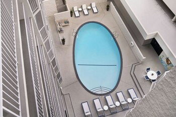 Pool (outdoor) at Courtyard by Marriott Long Beach Downtown