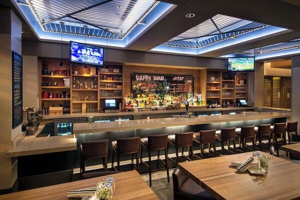 Breakfast and dinner served - Courtyard by Marriott Long Beach Downtown (Long Beach)