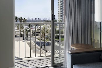 Premium bedding, down comforters, in-room safe, desk at Courtyard by Marriott Long Beach Downtown