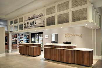Reception area at Courtyard by Marriott Long Beach Downtown