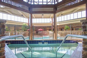 Una piscina cubierta