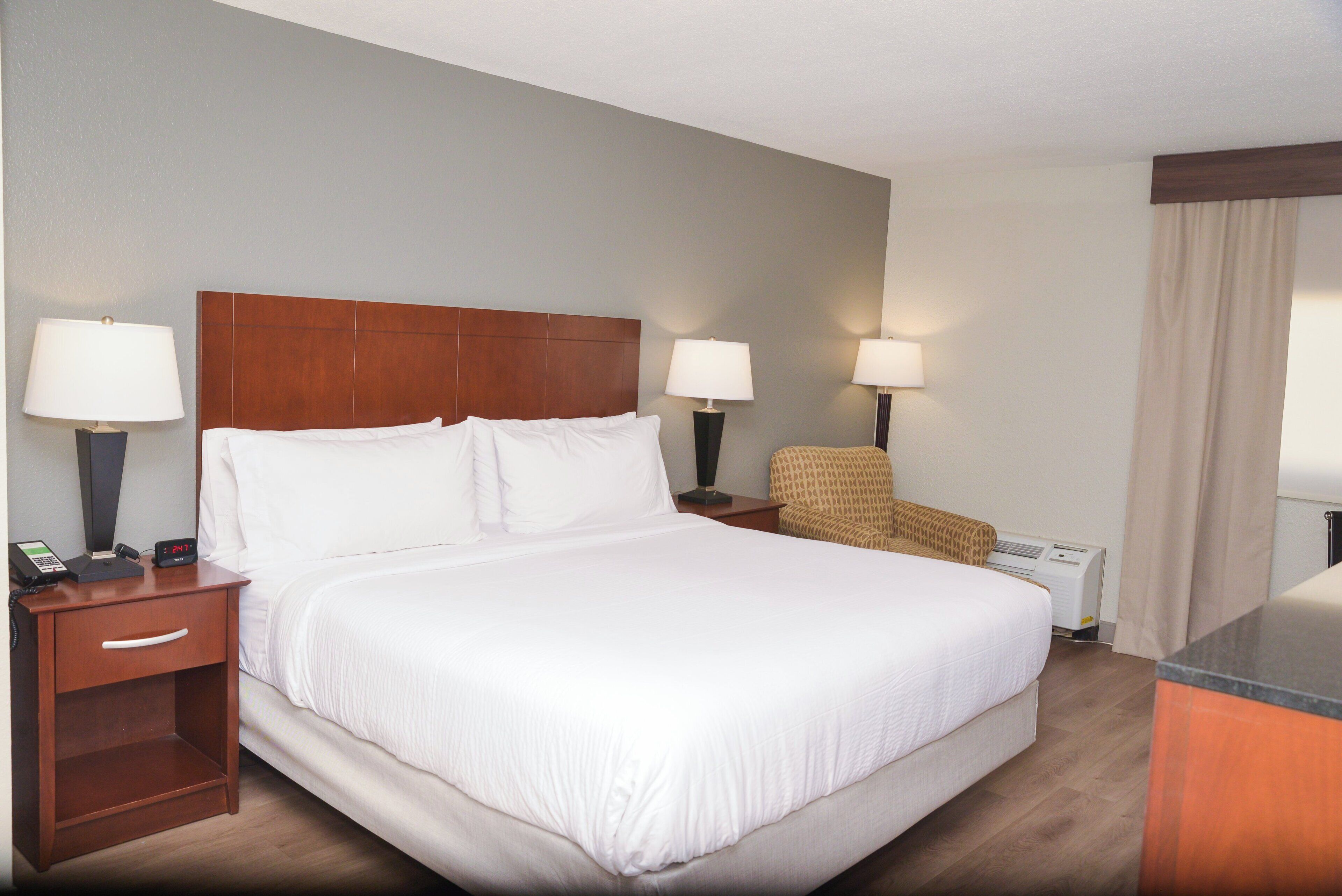 Standard Room, 1 King Bed | In-room safe, desk, blackout drapes, soundproofing