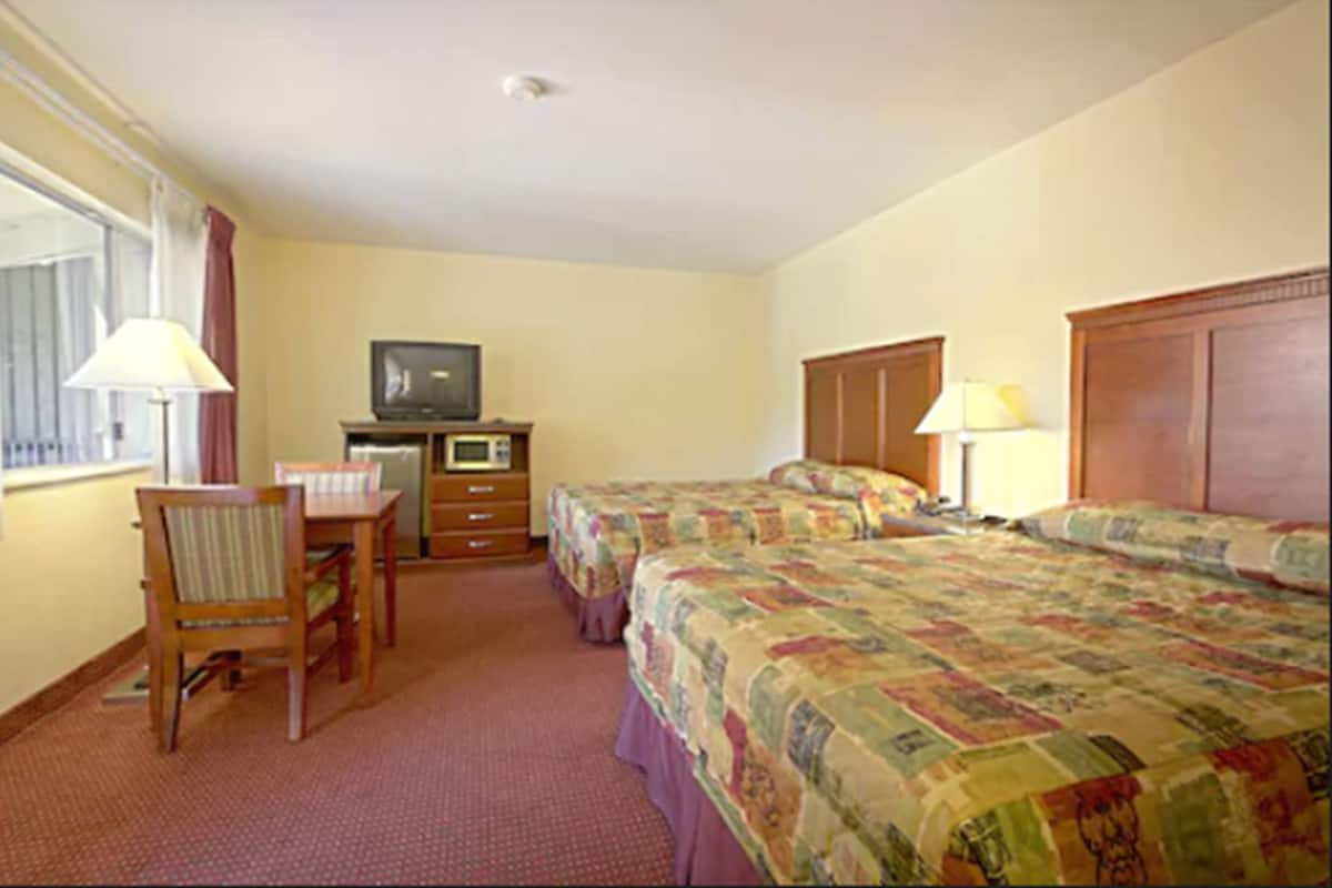 In-room safe, desk, iron/ironing board, bed sheets
