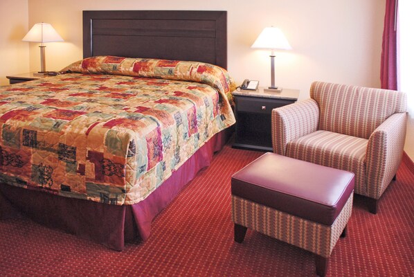 Standard Room, 1 King Bed, Non Smoking | In-room safe, desk, iron/ironing board, bed sheets
