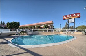Outdoor pool - Relax Inn And Suites (El Cajon)