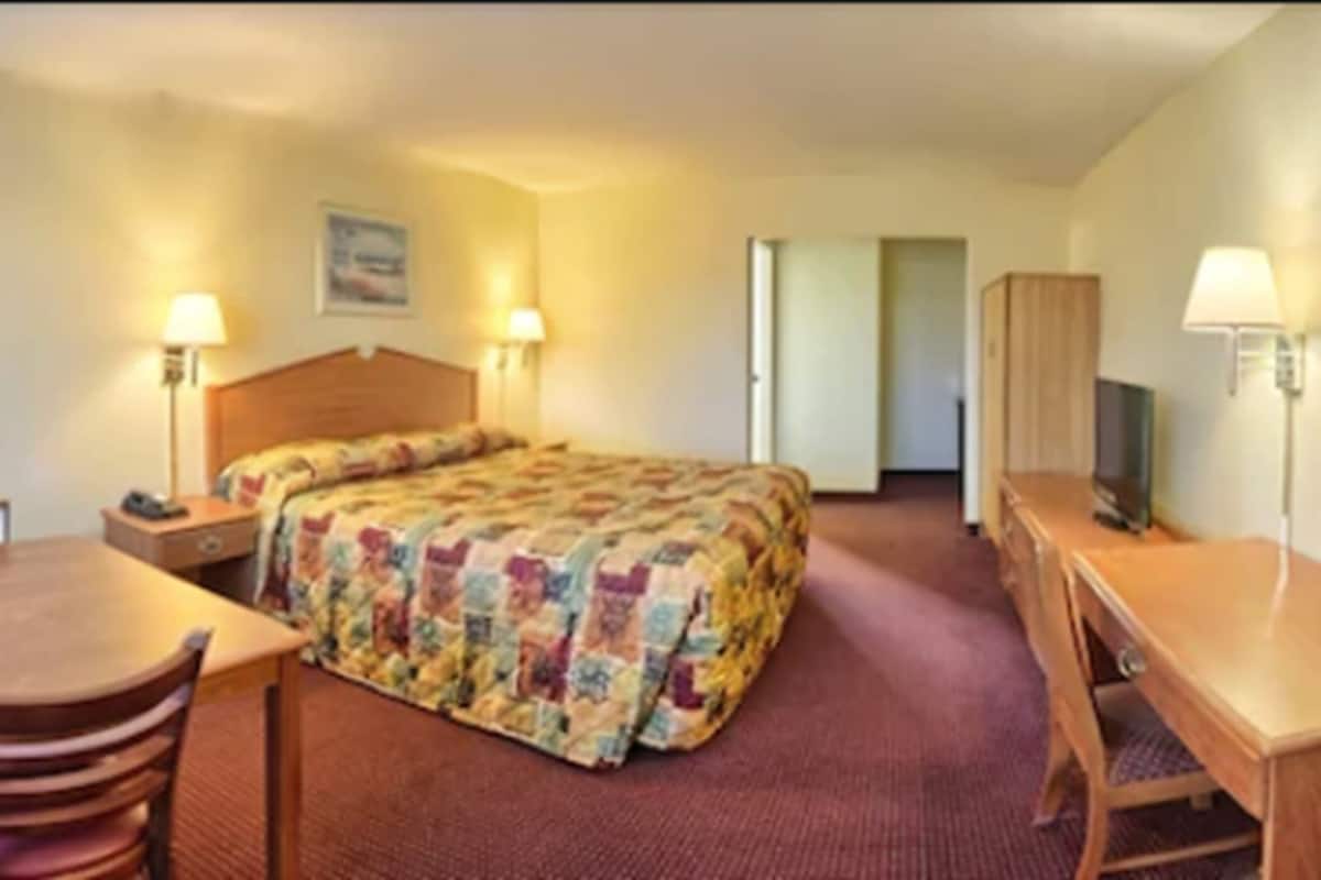 In-room safe, desk, iron/ironing board, bed sheets