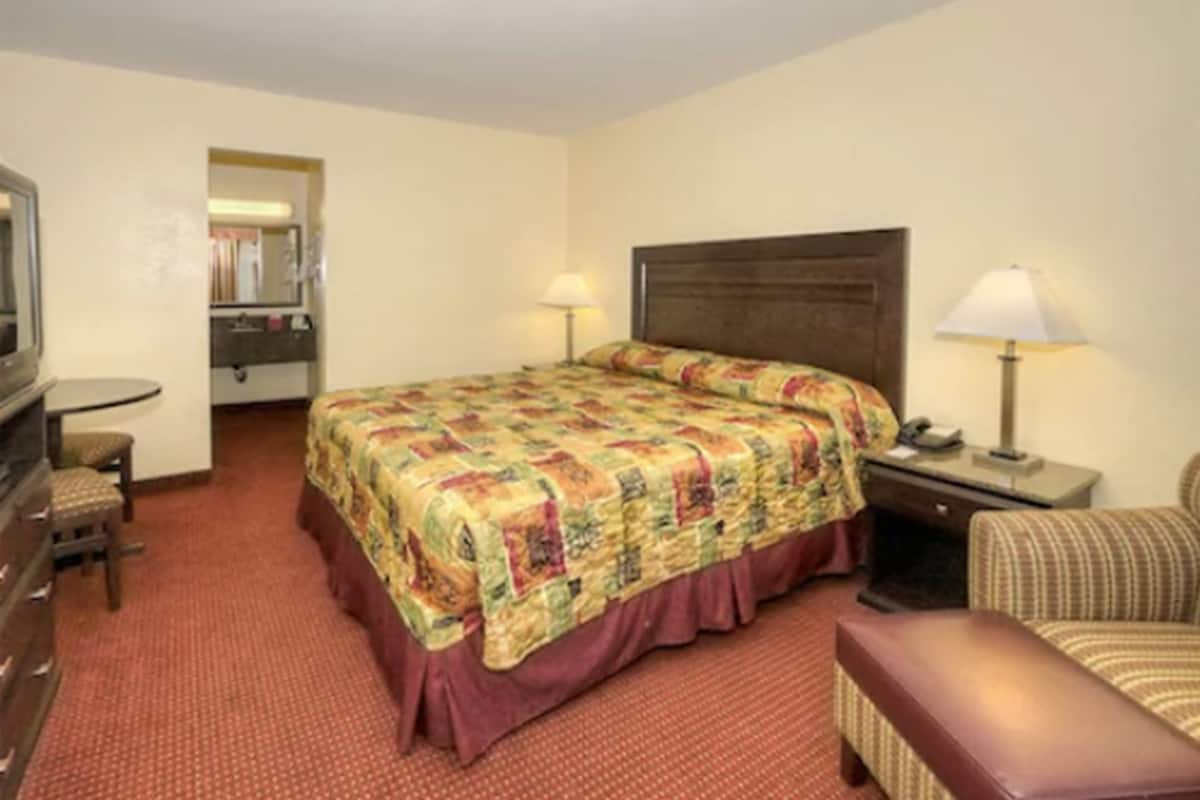 In-room safe, desk, iron/ironing board, bed sheets