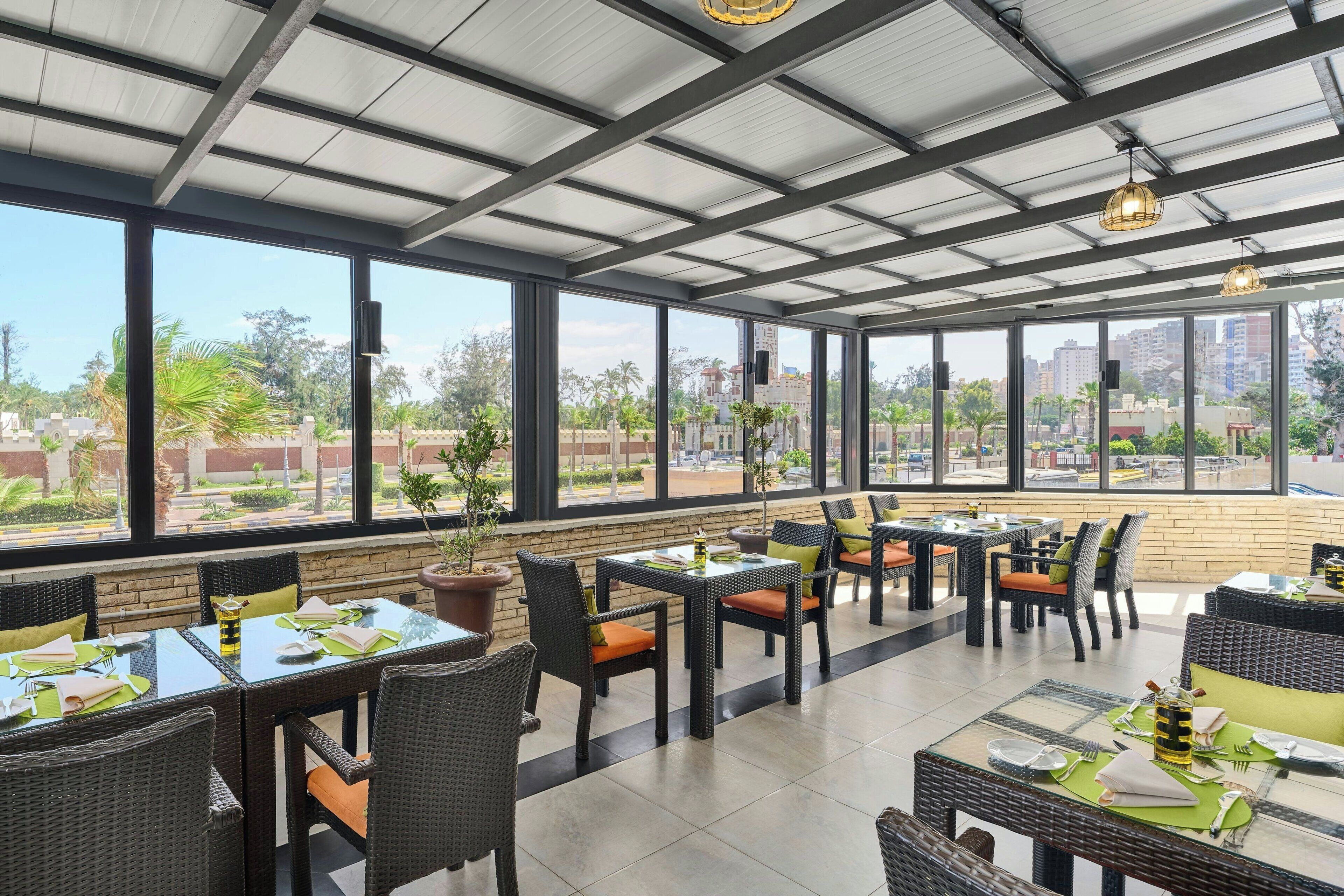 2 间餐厅，供应早餐、午餐和晚餐，意大利菜