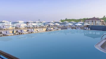 Una piscina al aire libre (de 09:00 a 18:00), sombrillas, tumbonas