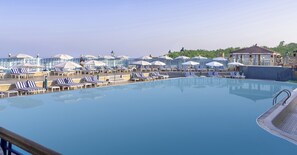 Una piscina al aire libre (de 09:00 a 18:00), sombrillas, tumbonas