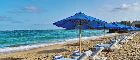 Playa privada en los alrededores, camastros y sombrillas
