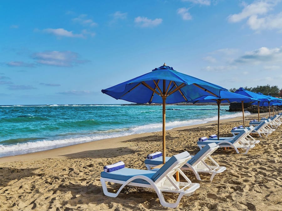 Privatstrand in der Nähe, Liegestühle, Sonnenschirme, Strandtücher