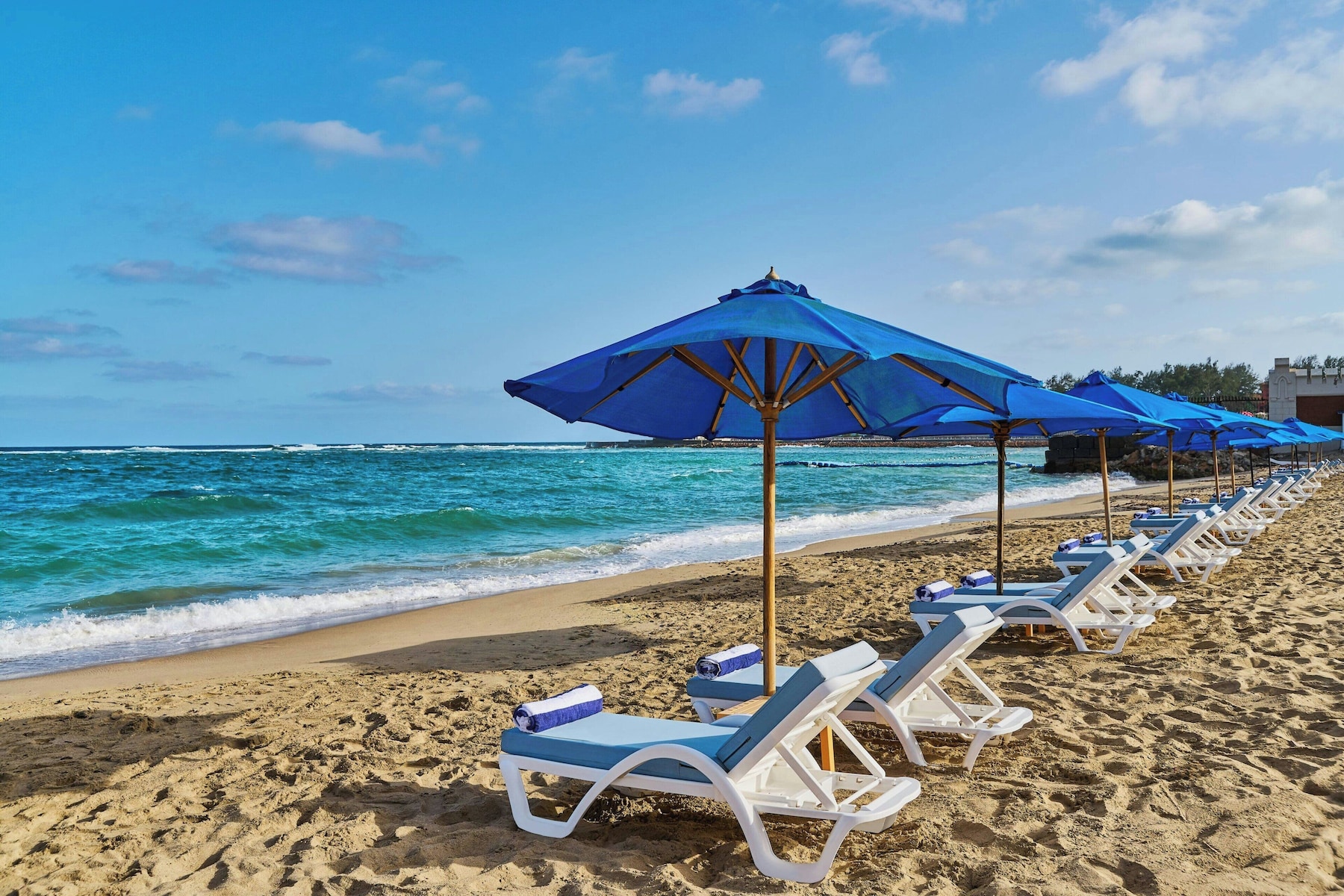 Playa privada en los alrededores, camastros y sombrillas
