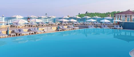 Utomhuspool, öppet 09.00 till 18.00, parasoller och solstolar