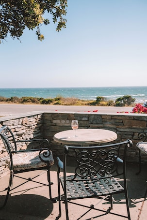 Front of property. Fireside Inn on Moonstone Beach