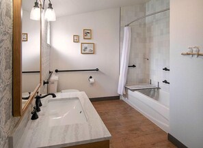 Shower, eco-friendly toiletries, hair dryer, towels - Fireside Inn on Moonstone Beach (Cambria)