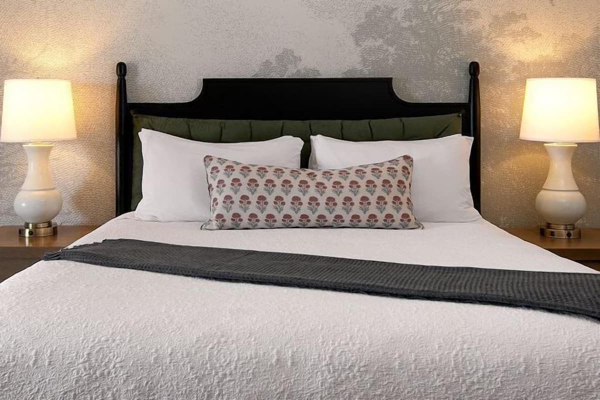 Premium bedding, desk, iron/ironing board, free WiFi