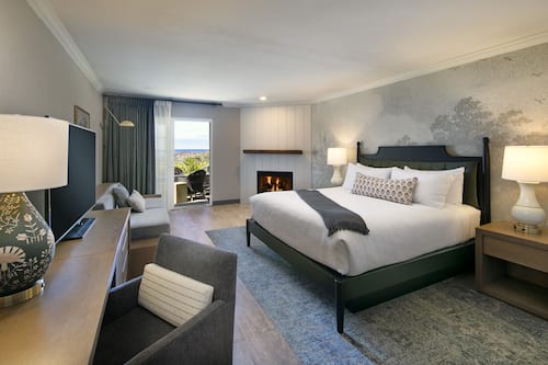 Premium bedding, desk, iron/ironing board, free WiFi