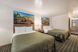 Chambre Deluxe, 2 grands lits | Coffres-forts dans les chambres, bureau