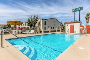 Piscine extérieure (ouverte en saison)