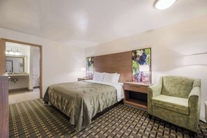 Quarto, 1 cama King, acessível, para não fumantes | Cofres nos quartos, escrivaninha, espaço de trabalho para notebook