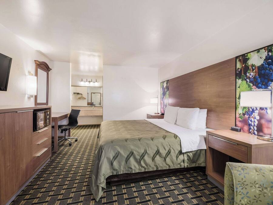 Standard Room, 1 King Bed, Non Smoking | In-room safe, desk, laptop workspace, blackout curtains