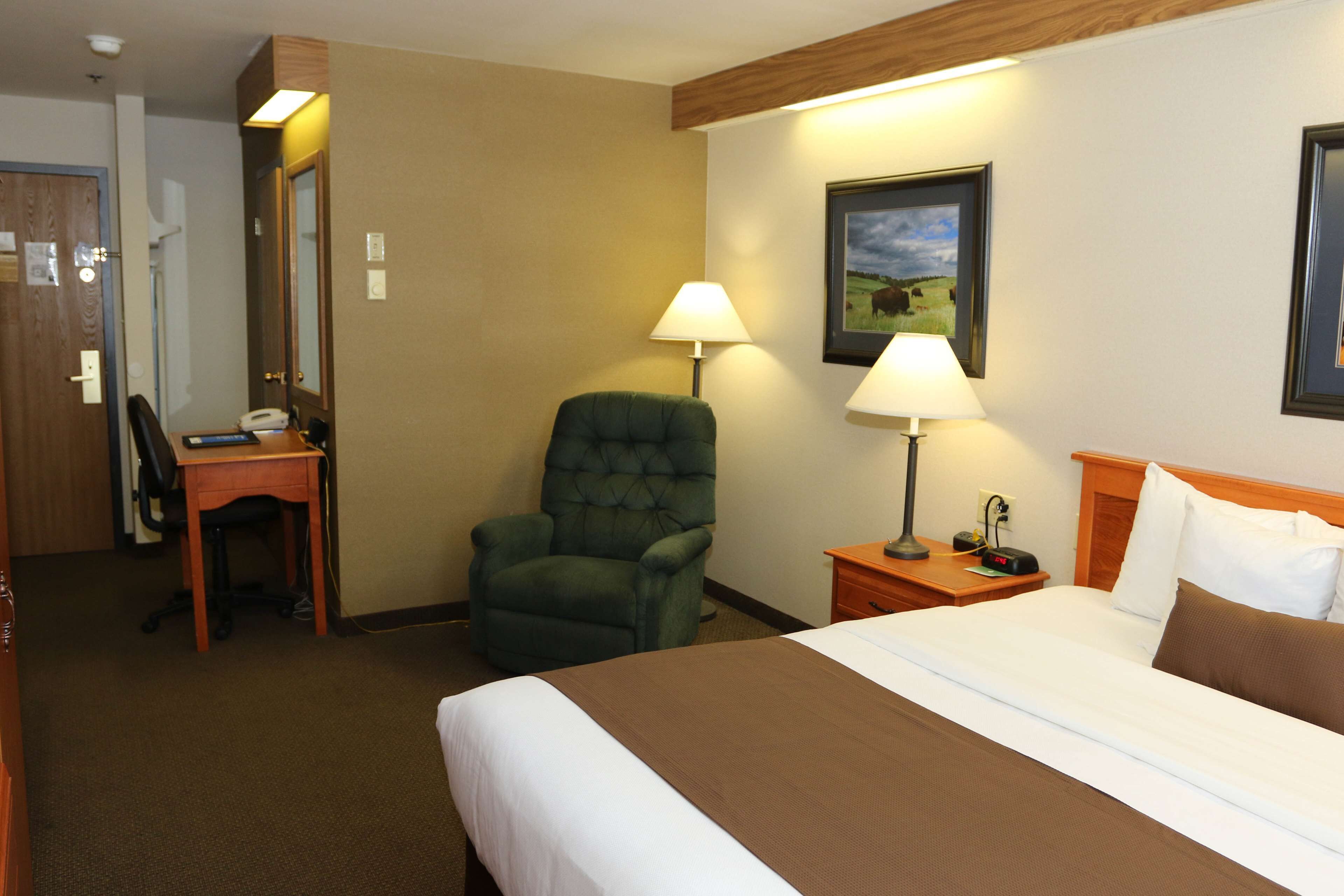 高档床上用品、客房内保险箱、办公桌、笔记本电脑工作区