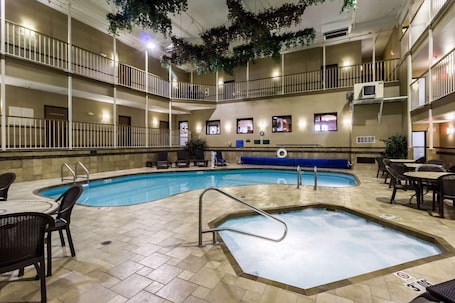 Una piscina techada. Motel 6 Minot, ND