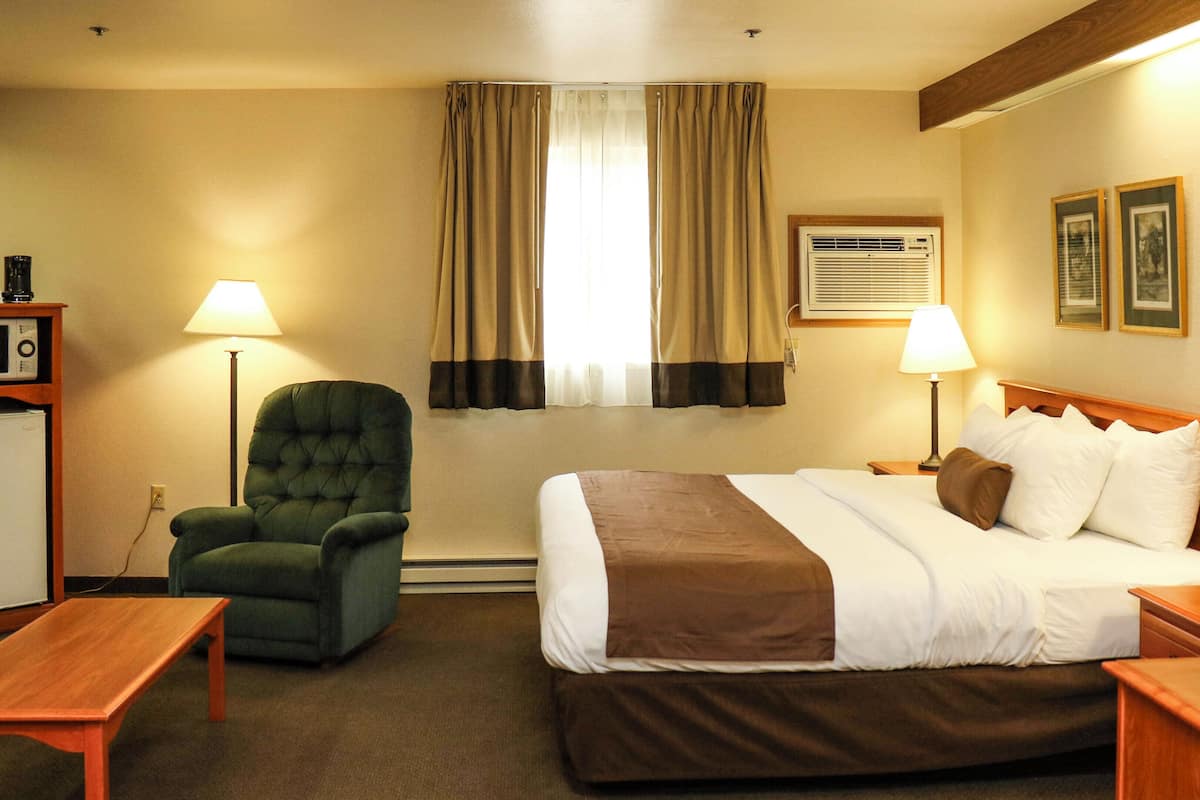 Premium bedding, in-room safe, desk, laptop workspace