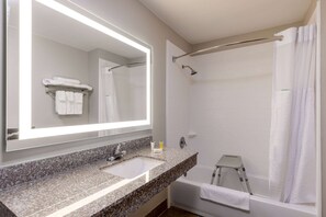 Escritorio, cortinas blackout, cunas gratuitas y camas extra 