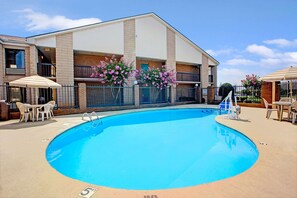 Piscine extérieure (ouverte en saison)