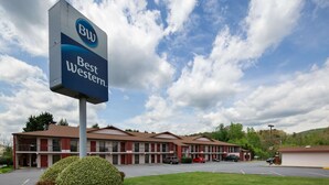 A Best Western hotel with a large sign, multiple-story buildings, and a parking lot.