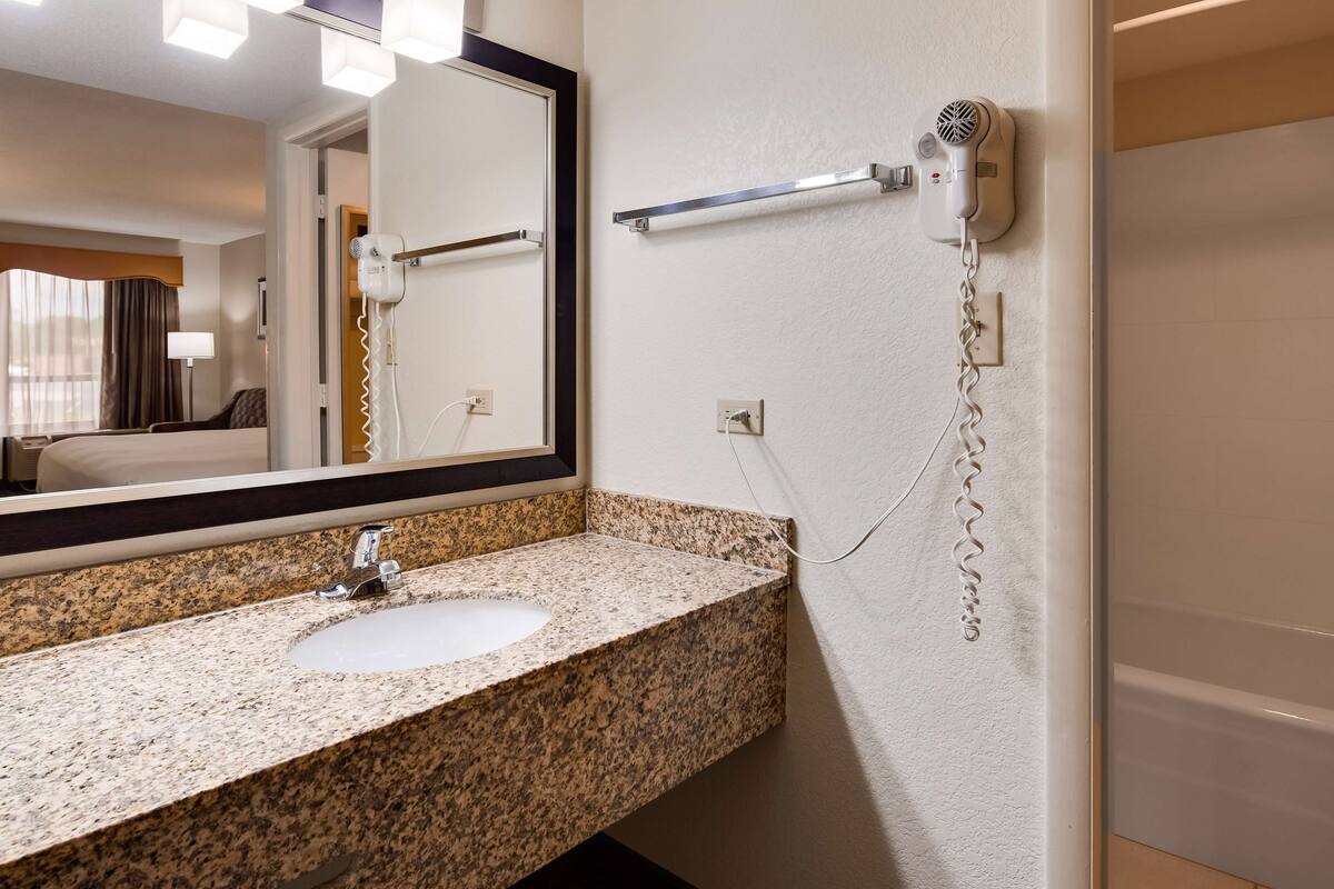 combined shower/bathtub, eco-friendly toiletries, hair dryer, towels