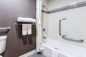 Kamer, 1 kingsize bed, toegankelijk voor mindervaliden, niet-roken | Badkamer | Gratis toiletartikelen, een haardroger, handdoeken