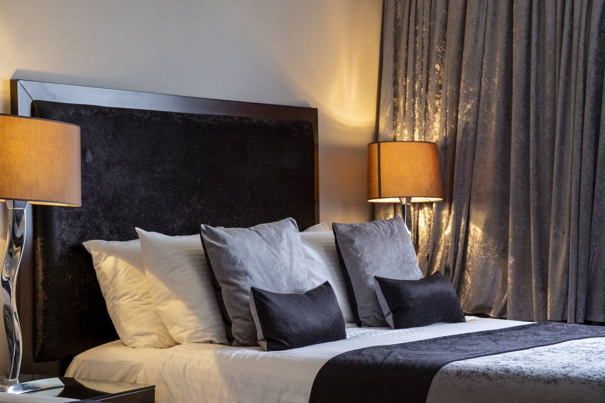 Premium Double or Twin Room | Blackout drapes, iron/ironing board, WiFi (free), alarm clocks