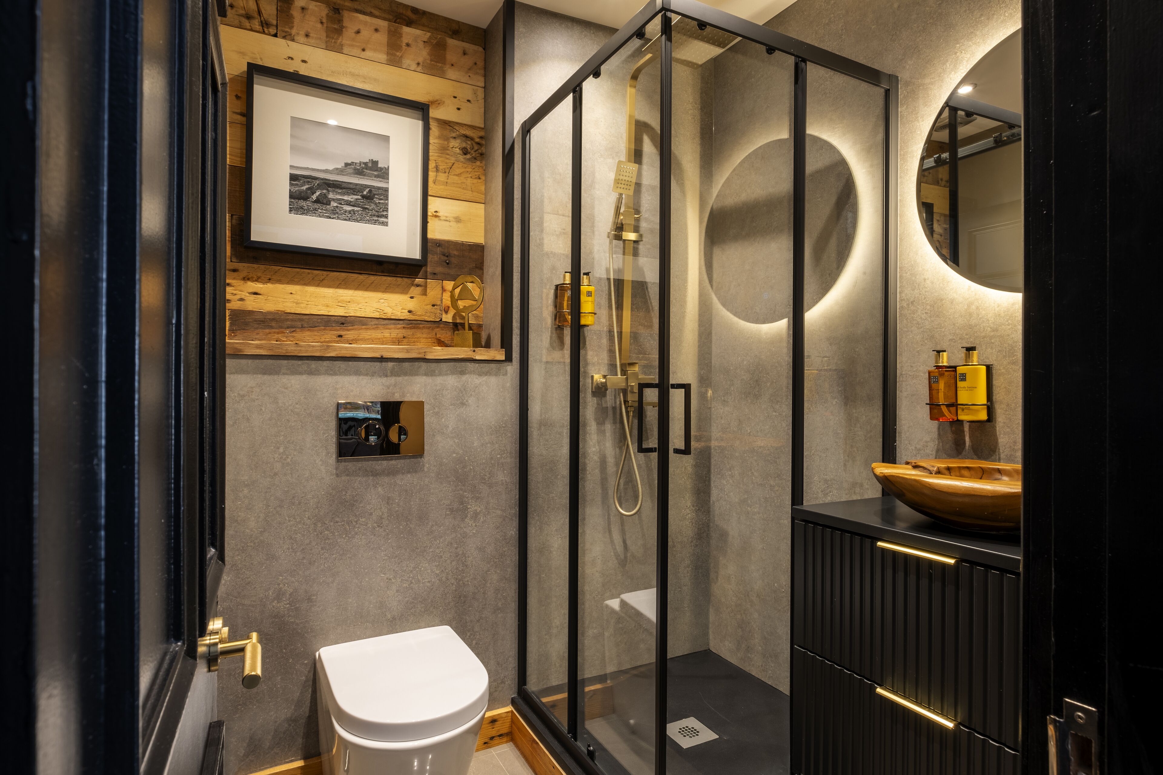 deluxe cottage | bathroom | combined shower/bathtub, hair dryer, towels