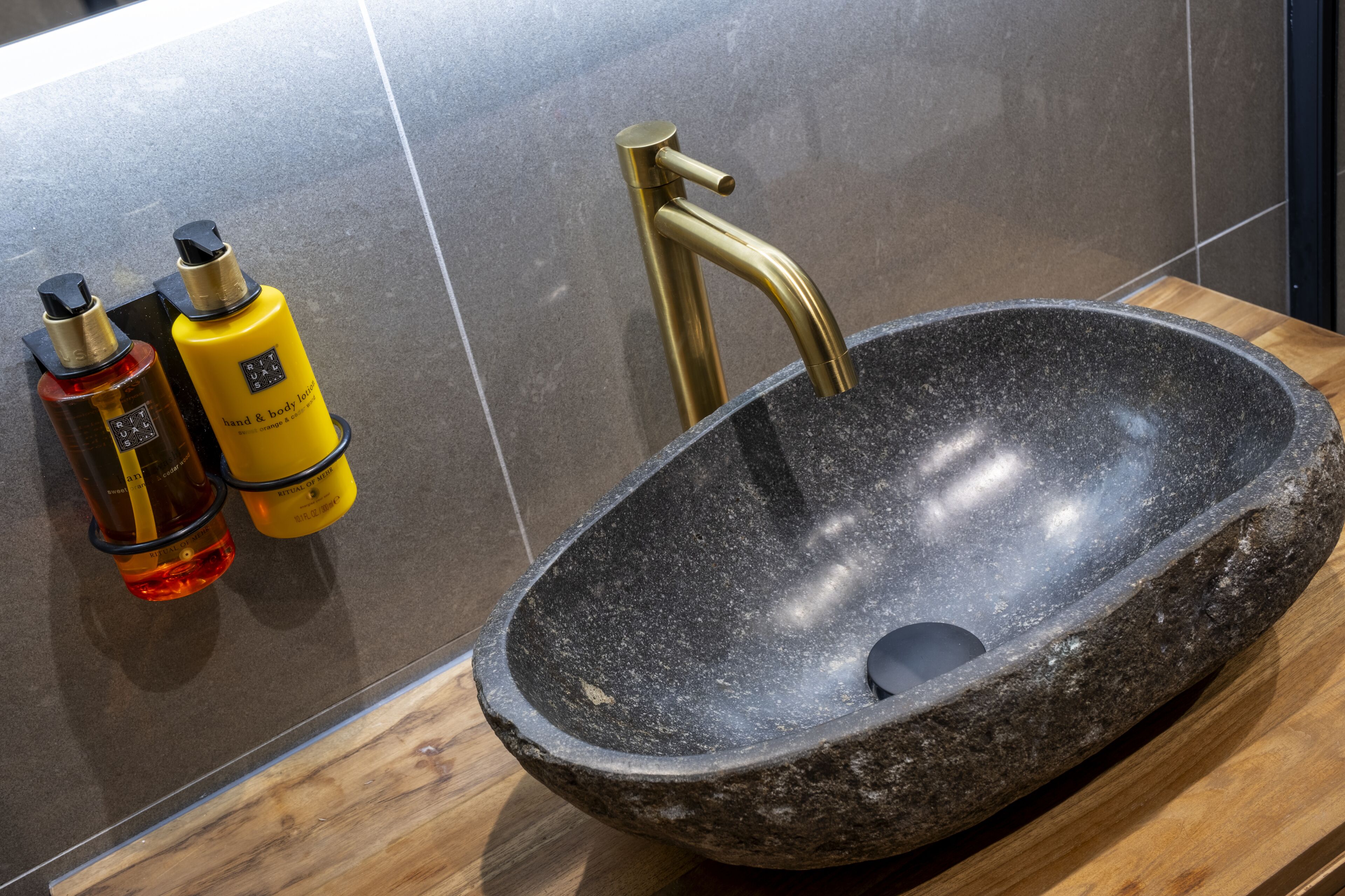 executive cottage | bathroom | combined shower/bathtub, hair dryer, towels