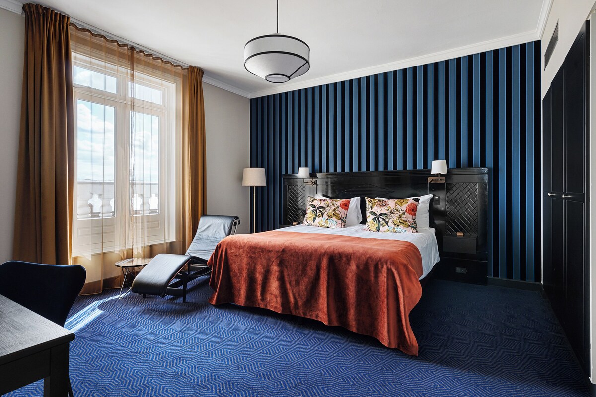 Suite | Hypo-allergenic bedding, minibar, in-room safe, desk