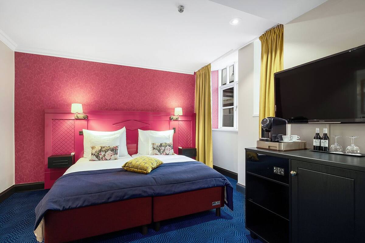 Deluxe King Room | Hypo-allergenic bedding, minibar, in-room safe, desk