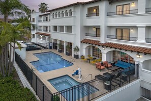 Outdoor pool, pool loungers - Hampton Inn & Suites San Clemente (San Clemente)