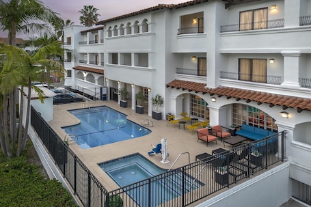 Outdoor pool, pool loungers. Hampton Inn & Suites San Clemente