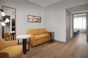 Suite - 2 camas grandes | Área de sala de estar | Televisión de pantalla plana de 50 pulgadas con canales vía satélite