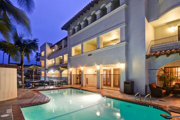 Outdoor pool, sun loungers