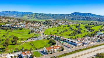 Zona residencial con casas, calles y zonas verdes.