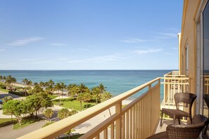 Suite, 1 King Bed, Partial Oceanview, Sit Down Balcony | Vistas desde la habitación