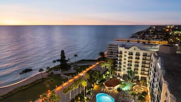 Outdoor pool, pool umbrellas, sun loungers