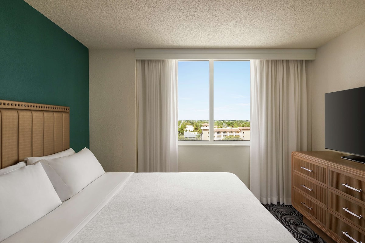 1 bedroom, premium bedding, in-room safe, laptop workspace
